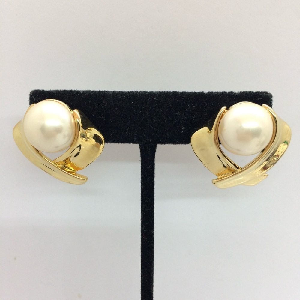 VINTAGE 80S 90S MARVELLA FAUX PEARL GOLD TONE EARRINGS PIERCED MOGUL RUWNAY